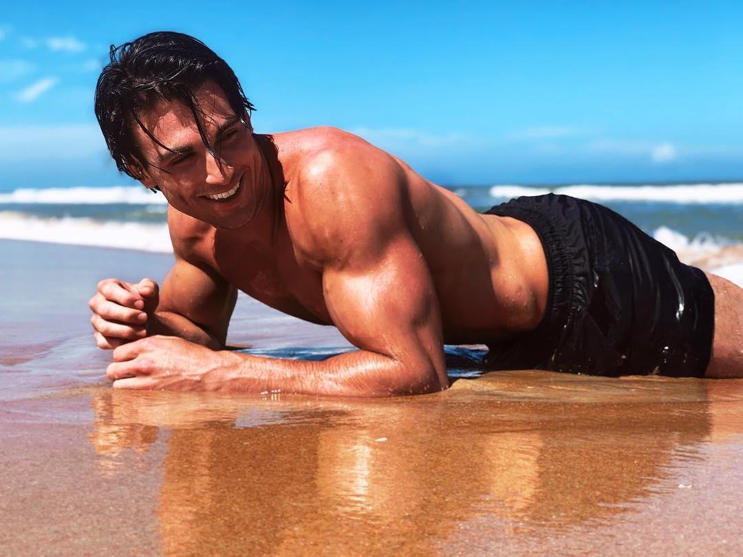 muscular-shirtless-jacob-elordi-lookalik