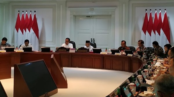 Kritik Masih Ada Tender Proyek, Jokowi Sindir Ada SD yang Ambruk