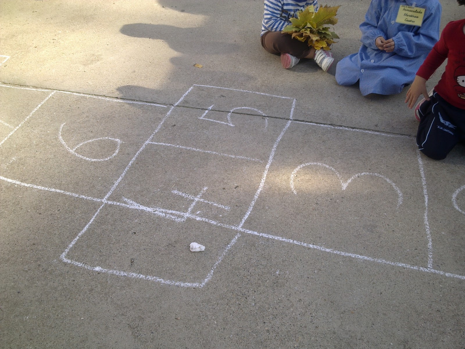 LA ESCUELA SANTUARIO: JUEGOS TRADICIONALES EN EL PATIO DE