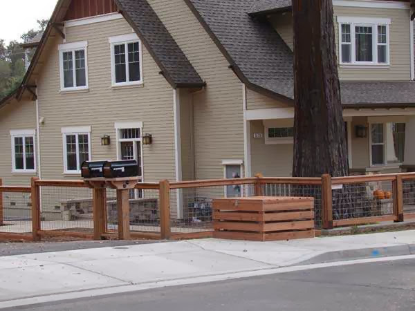 Wood and Wire Fence Design Photo