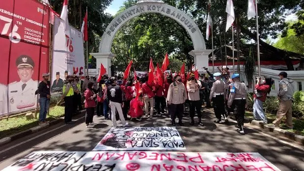 Mahasiswa Pasang Spanduk '404 Not Found' di Kantor Walkot Bandung