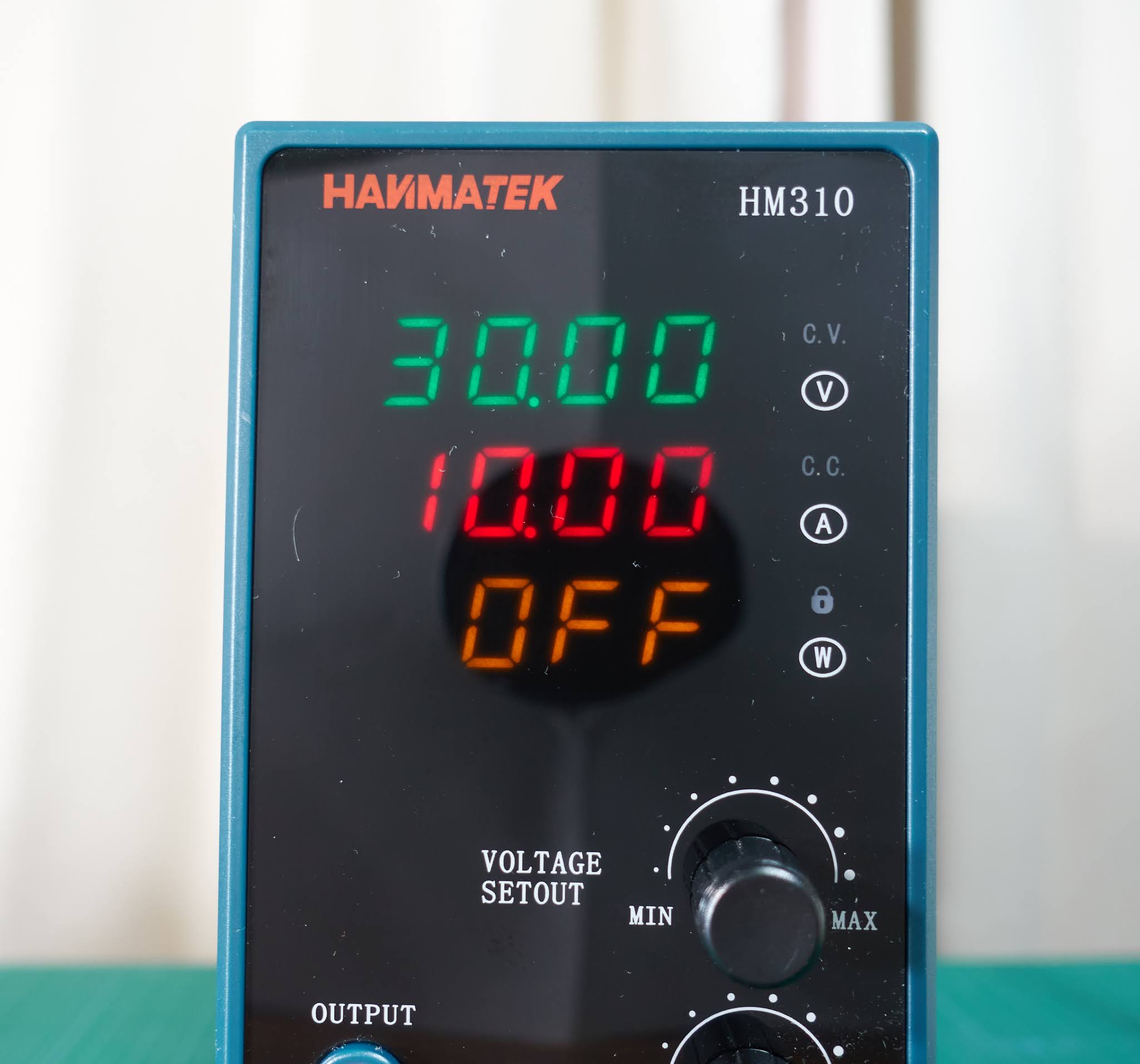 シンプルでおしゃれ 安定化電源 HANMATEK HM310 通電確認 ガジェット