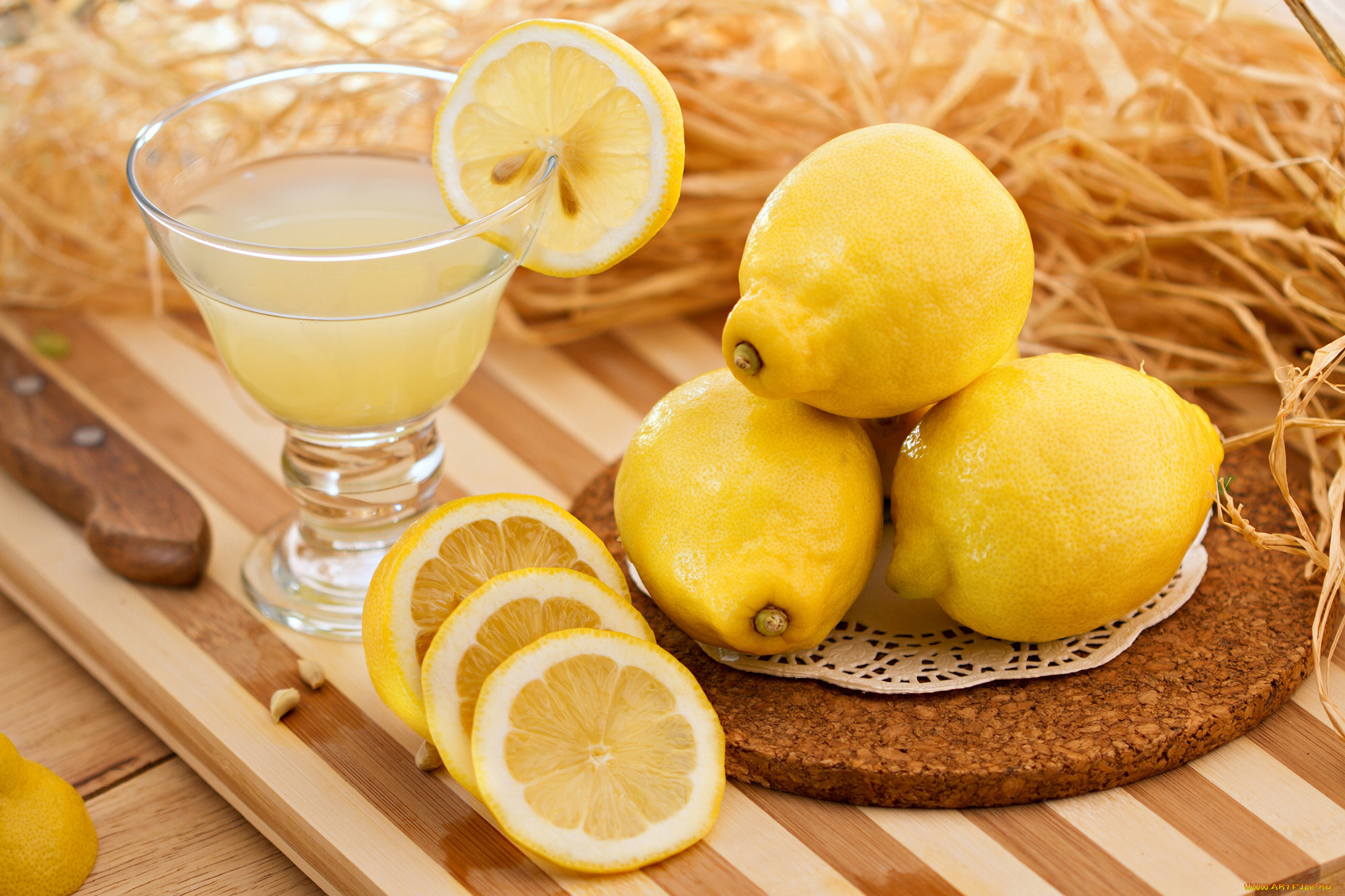 Лимонный сок и печень. Лимон. Лимонный сок. Лимон красиво. Свежевыжатый сок лимона.