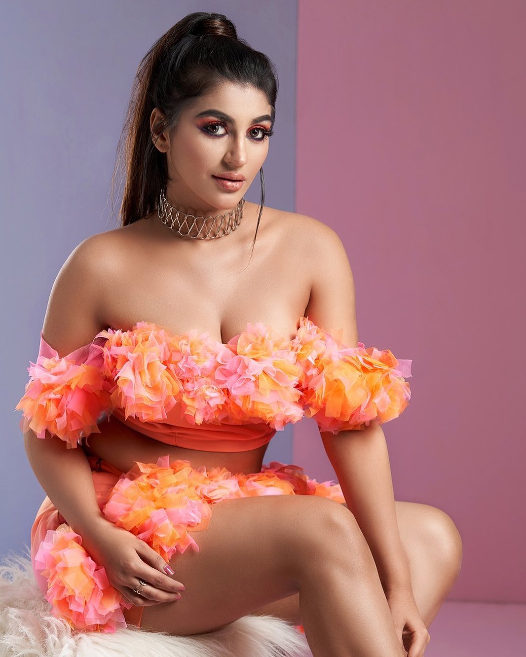Actress Yashika Aannand In Sizzling Glamorous Photos Stills Navel Queens Actress Yashika Aannand In Sizzling Glamorous Photos Stills Navel Queens