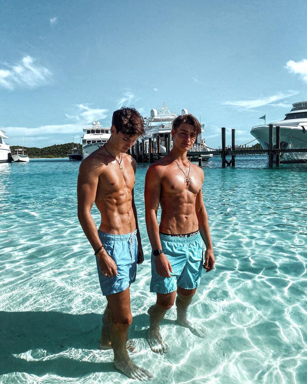 muscle-teen-twins-boys