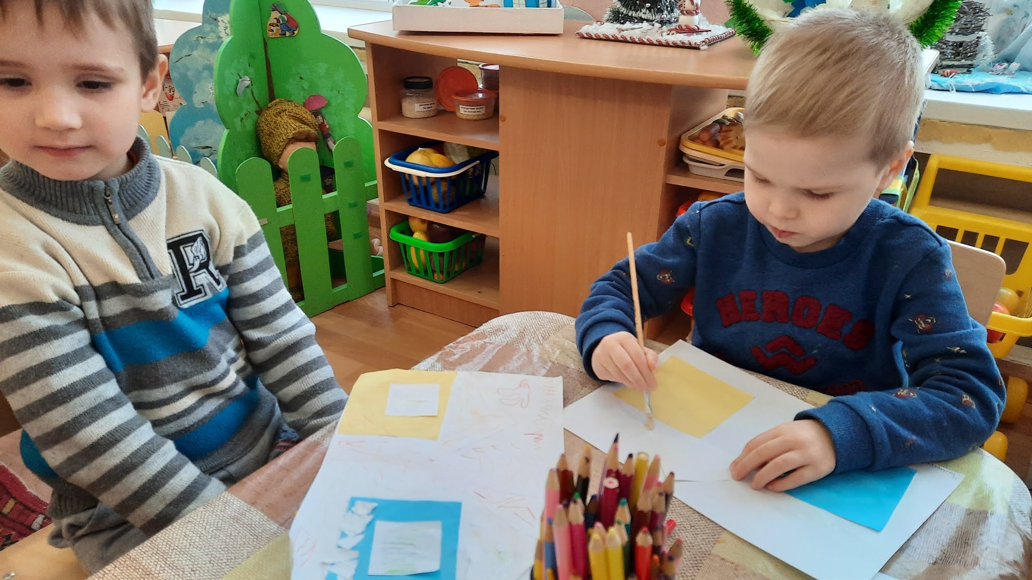 блогеров которые делают аппликацию. ребята сделали аппликацию. аппликации дети делают в садике. овз делаем аппликацию фото. дети делают аппликации в детском саду начало действия и результат.