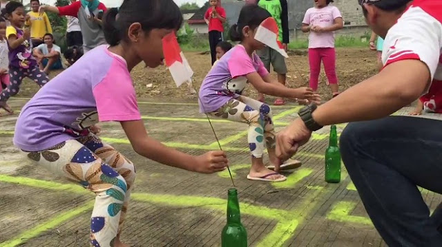 Lomba perang bantal diatas lumpur