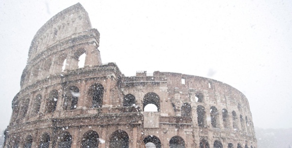 Coliseo romano nevado