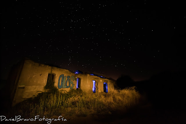 Fotografía nocturna de edificio en ruinas con técnica del Lightpainting