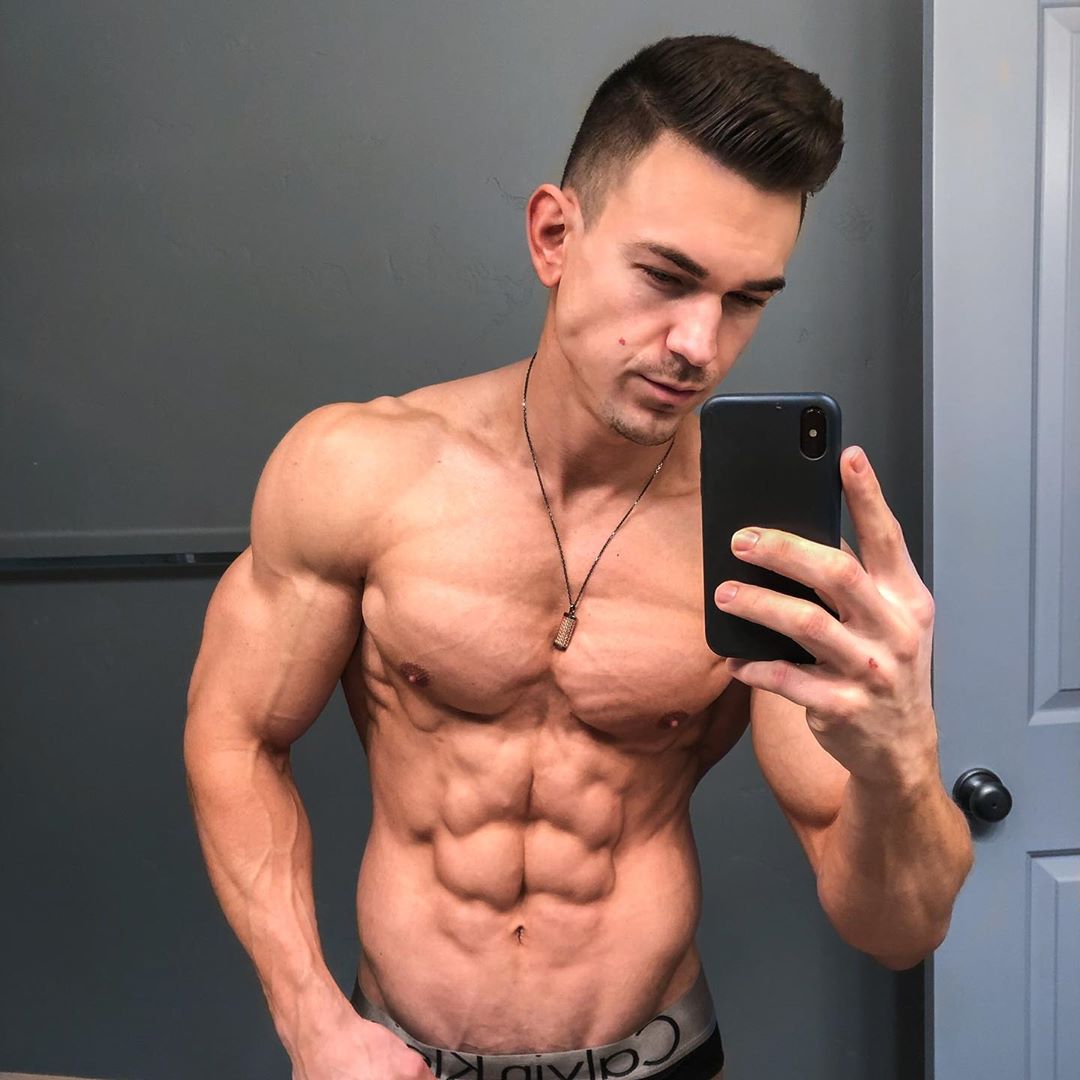 shirtless-fit-ripped-sixpack-abs-muscle-hunk-selfie