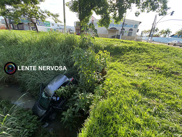 Médica perde controle da direção e cai com carro em córrego na Avenida Jorge Teixeira – VÍDEO