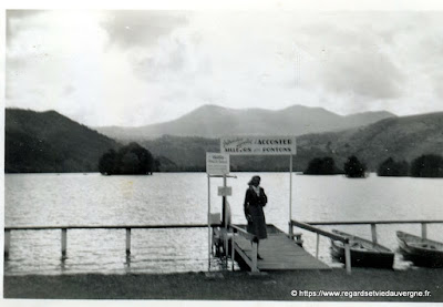 Photo de famille NB panneaux de villes : Le Lac Chambon Photo de famille NB panneaux de villes : Le Lac Chambon