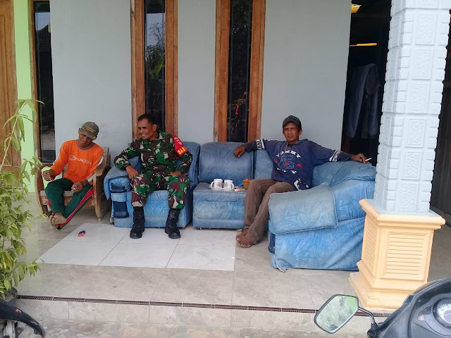 Komsos Dengan Warga, Babinsa Nglorog Ajak Warga Tingkatkan Keamanan Lingkungan