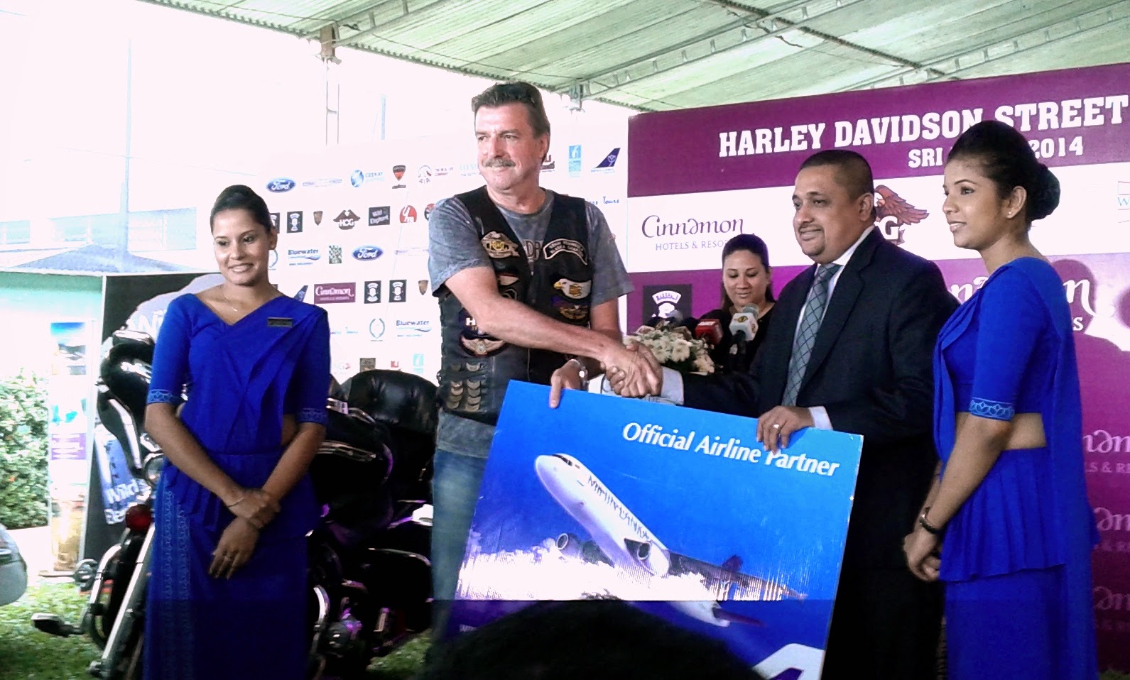 Asanka Fernando, Head of Sales, Mihin Lanka hands over Sponsorship Cheque to a Harley Davidson team member at a press conference