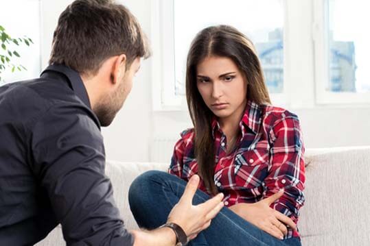 Hombre lastimando emocionalmente a una mujer