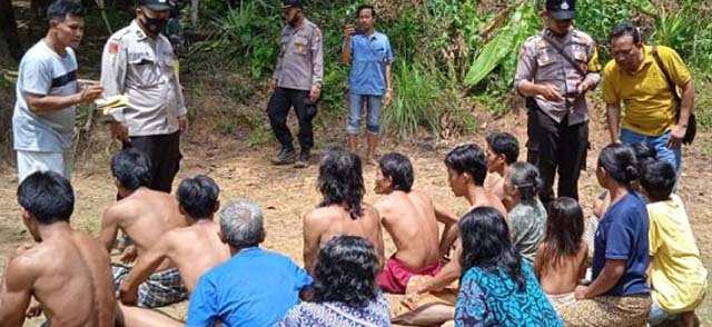 mandi bersama tanpa busana sambil bawa kondom