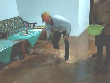 Viral, Warga Kupang Curahdami Unggah Banjir Yang Genangi Rumahnya