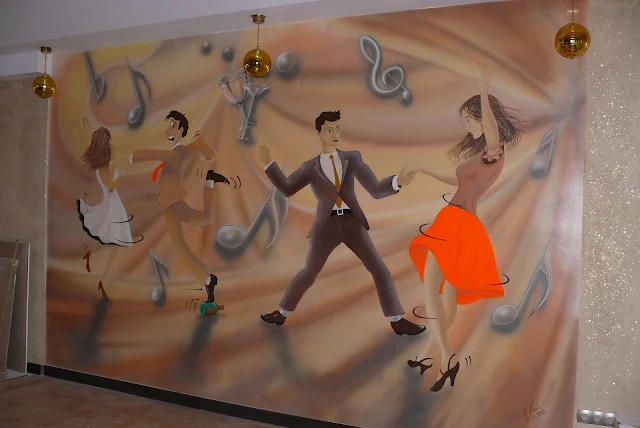 Malowanie tańczącej pary, obraz namalowany na ścianie w celu udekorowania sali weselnej