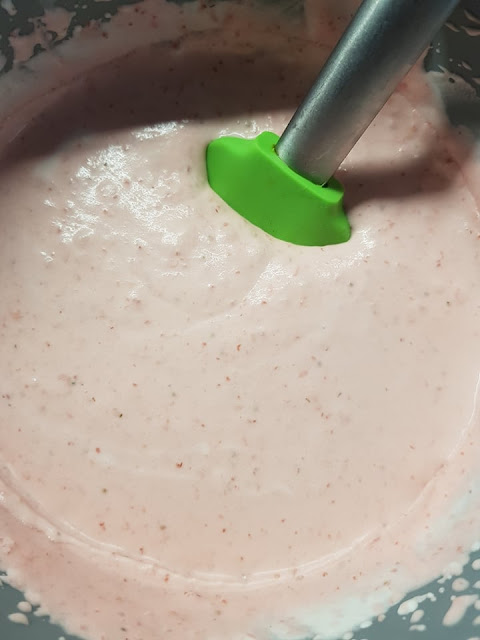 Krem śmietnowo truskawkowy Tort do kremu