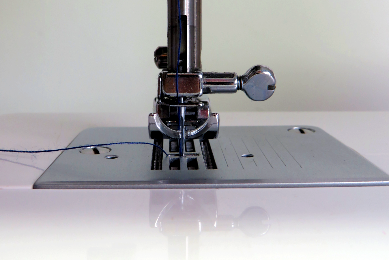 Cómo ENHEBRAR la máquina de coser y DEVANAR canilla SINGER 3221