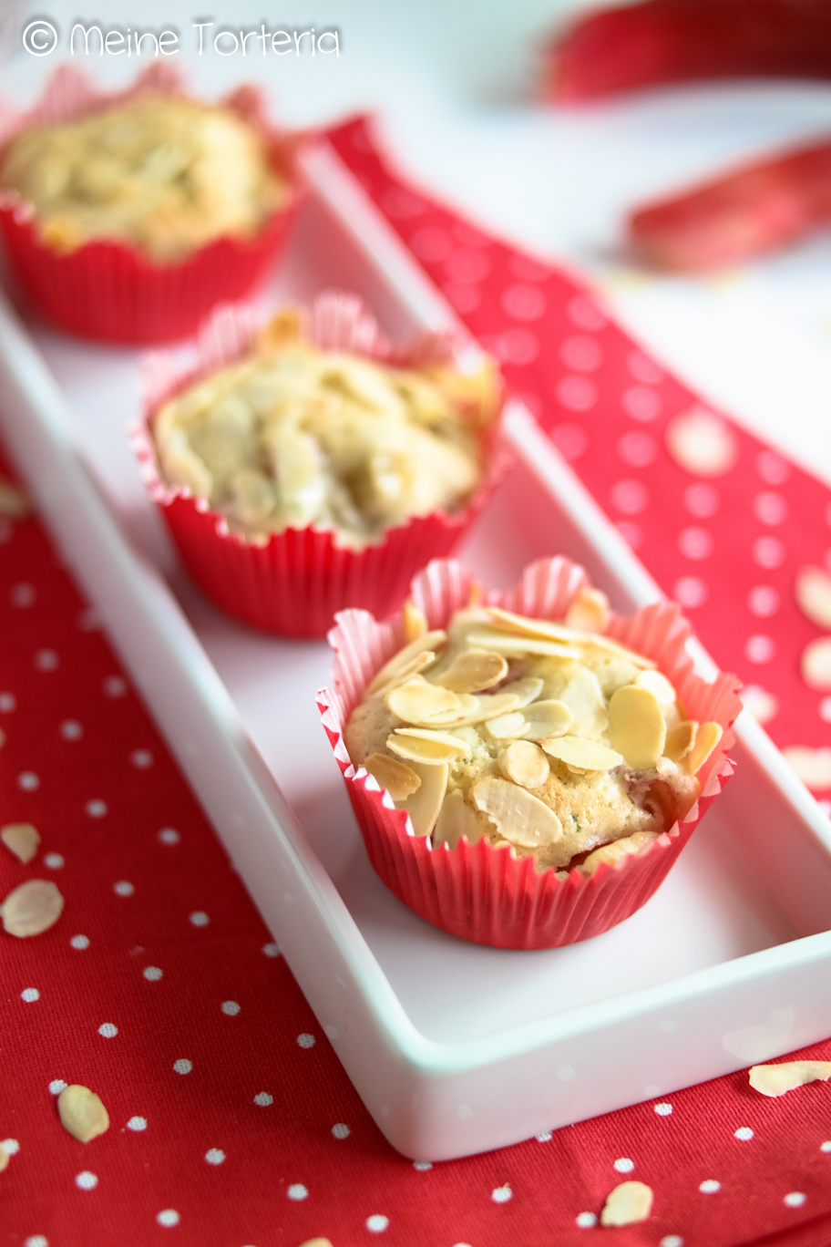 Buchrezension "Sugar Stories" und daraus Rhabarbermuffins Buchrezension "Sugar Stories" und daraus Rhabarbermuffins