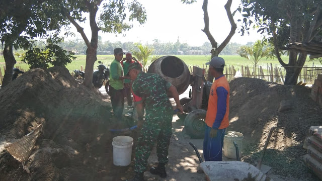 Babinsa Bantu Warga Gotong Royong Bangun Rumah Warga Binaannya