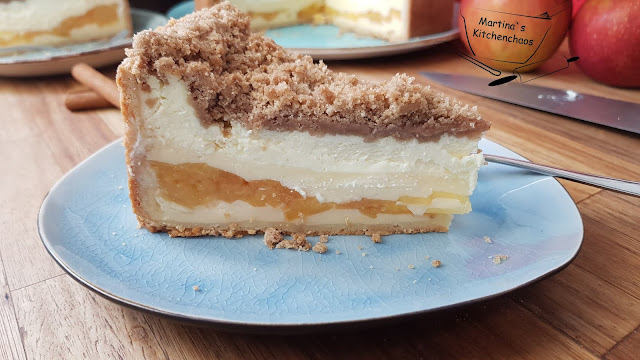 Apfel-Käsekuchen mit Zimtstreuseln - Kuchenstück mit Blick auf die einzelnen Schichten