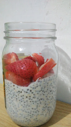 oat chia pudding with strawberry