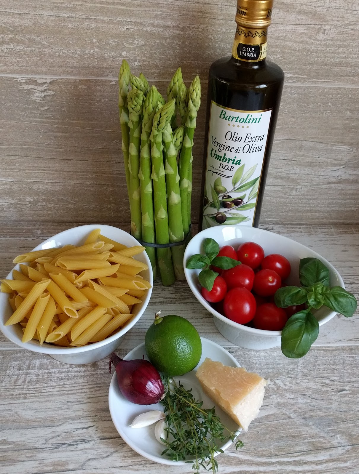 - Mediterraner Nudelsalat mit grünem Spargel - Mediterraner Nudelsalat mit grünem Spargel