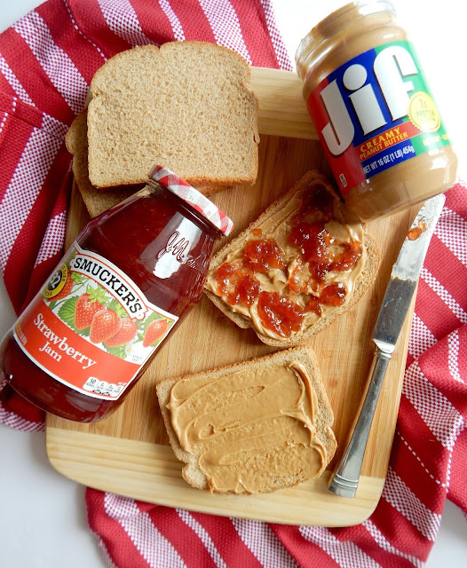 How to Freeze PB&J Sandwiches...just 15 minutes of prep work on Sunday and this ONE simple trick will have school lunches prepped for the week!  #BetterTogetherPBandJ #WeAreBetterTogether #CollectiveBias (sweetandsavoryfood.com)