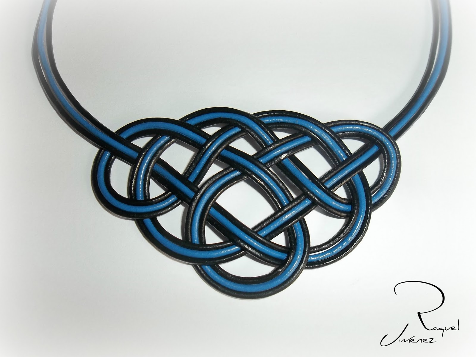 COLLARES EN CUERO CON CELTAS