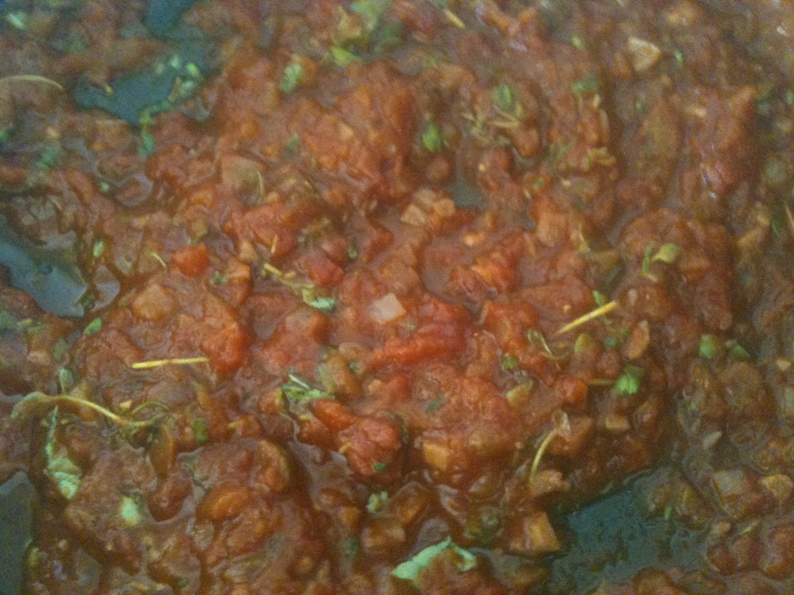 Hiidenuhman keittiössä Parmesaanimunakoiso ja marinarakastike