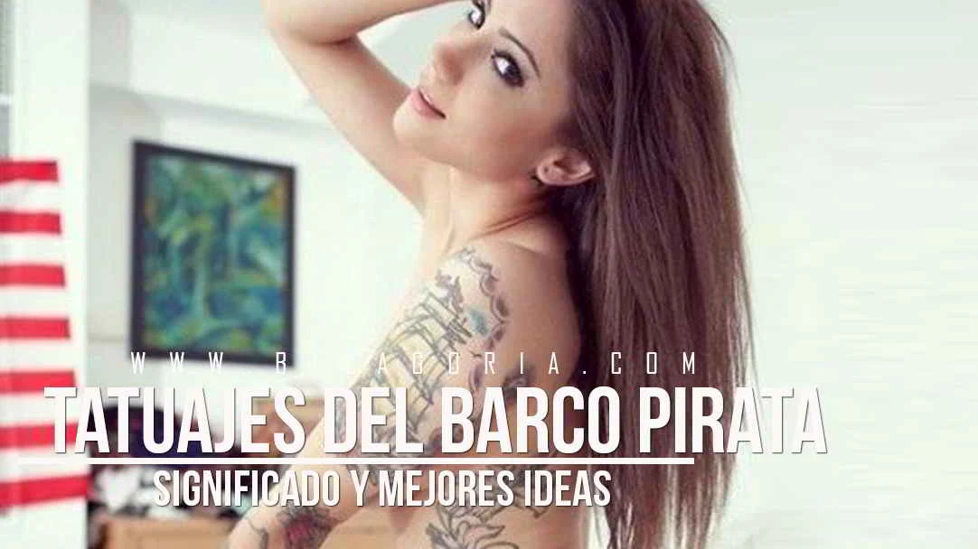 Imagen de una modelo con tatuaje de barco de piratas