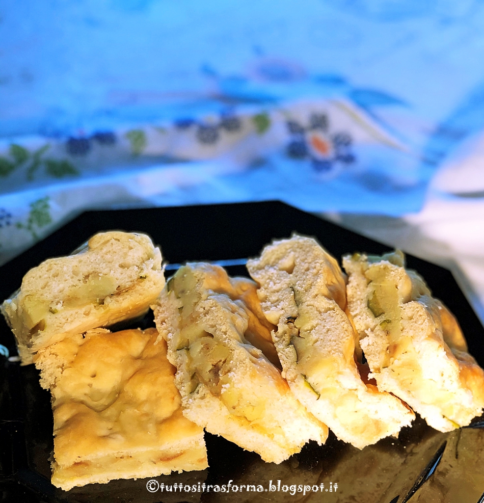 tuttositrasforma FOCACCIA RIPIENA (con pesto, zucchine, patate)