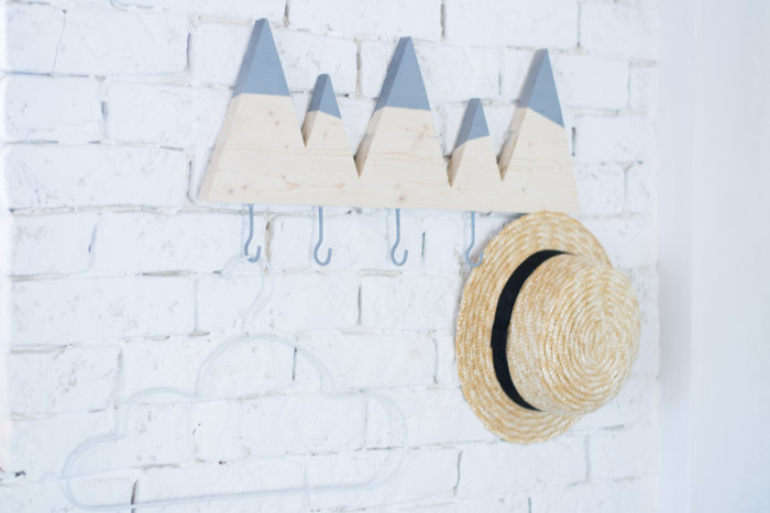 Perchero madera montañas