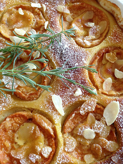 il mio primo clafoutis, con albicocche e fiori di lavanda