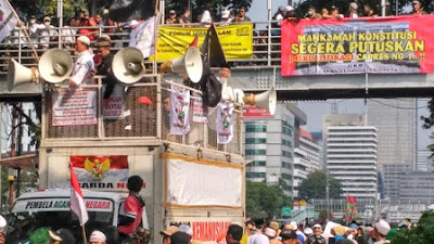 Ada Spanduk Diskualifikasi Jokowi-Maruf di Aksi Kawal MK