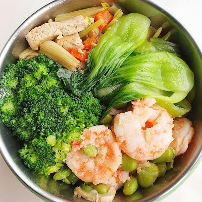 今日午餐：蝦、青江菜、青花菜、豆干炒芹菜、毛豆，2021.01.22