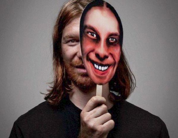 aphex-twin-continues-to-experiment-with-t17-phase-out-696x464.jpg