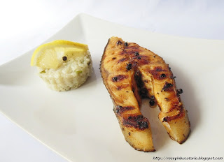 Somon aromatizat la gratar cu garnitura de orez