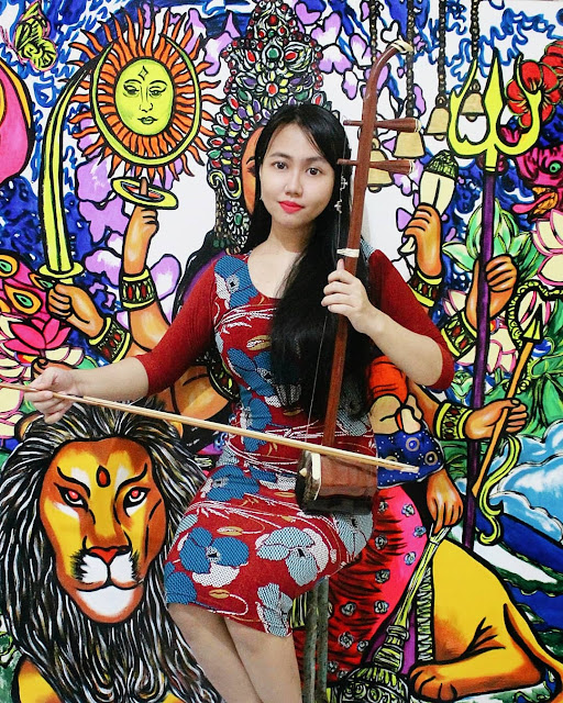 pelukis cantik perempuan indonesia erhu alat musik tionghoa