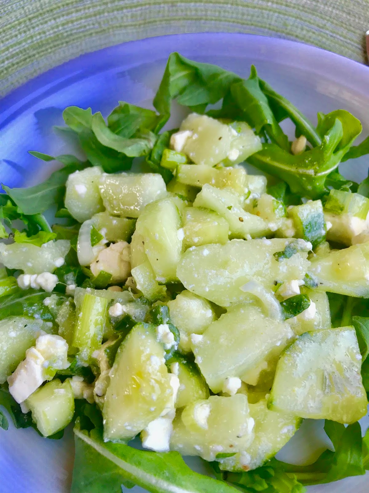 Melonen-Gurken-Salat mit Hirtenkäse, Minze und Basilikum • Katis ...