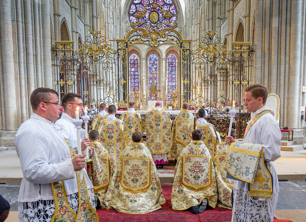 A Pontifical Set of Vestments from Pluriarte Liturgical Arts Journal