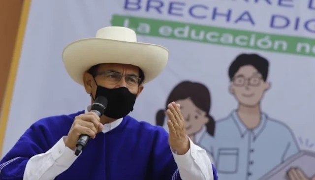 Presidente Martín Vizcarra entrega tablets a estudiantes y maestros en Cajamarca.