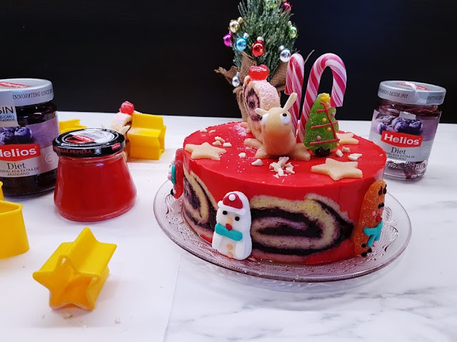 Tarta de navidad de arándanos, yogur  de fresas y mazapán