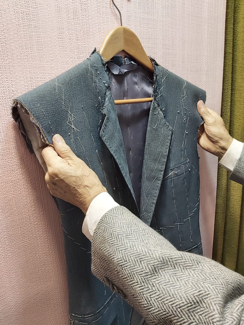 Manos del sastre Iván San Martín ajustando una chaqueta