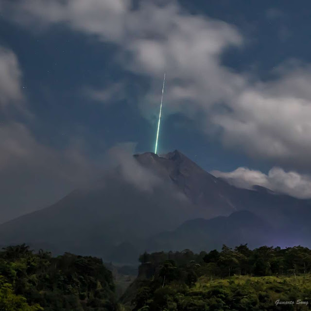 Meteoro sobre o vulcão da Indonésia, Monte Merapi