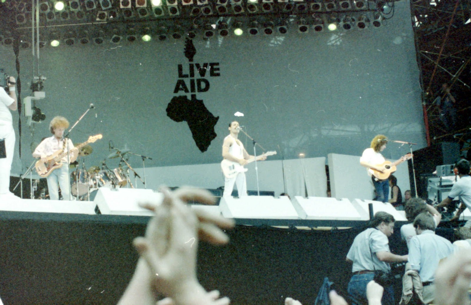 Фредди меркьюри стадион. Концерт Live Aid 1985 Queen. Фредди Меркьюри Live Aid 1985. Группа Квин концерт 1985. Фредди Меркьюри концерт Уэмбли 1985.