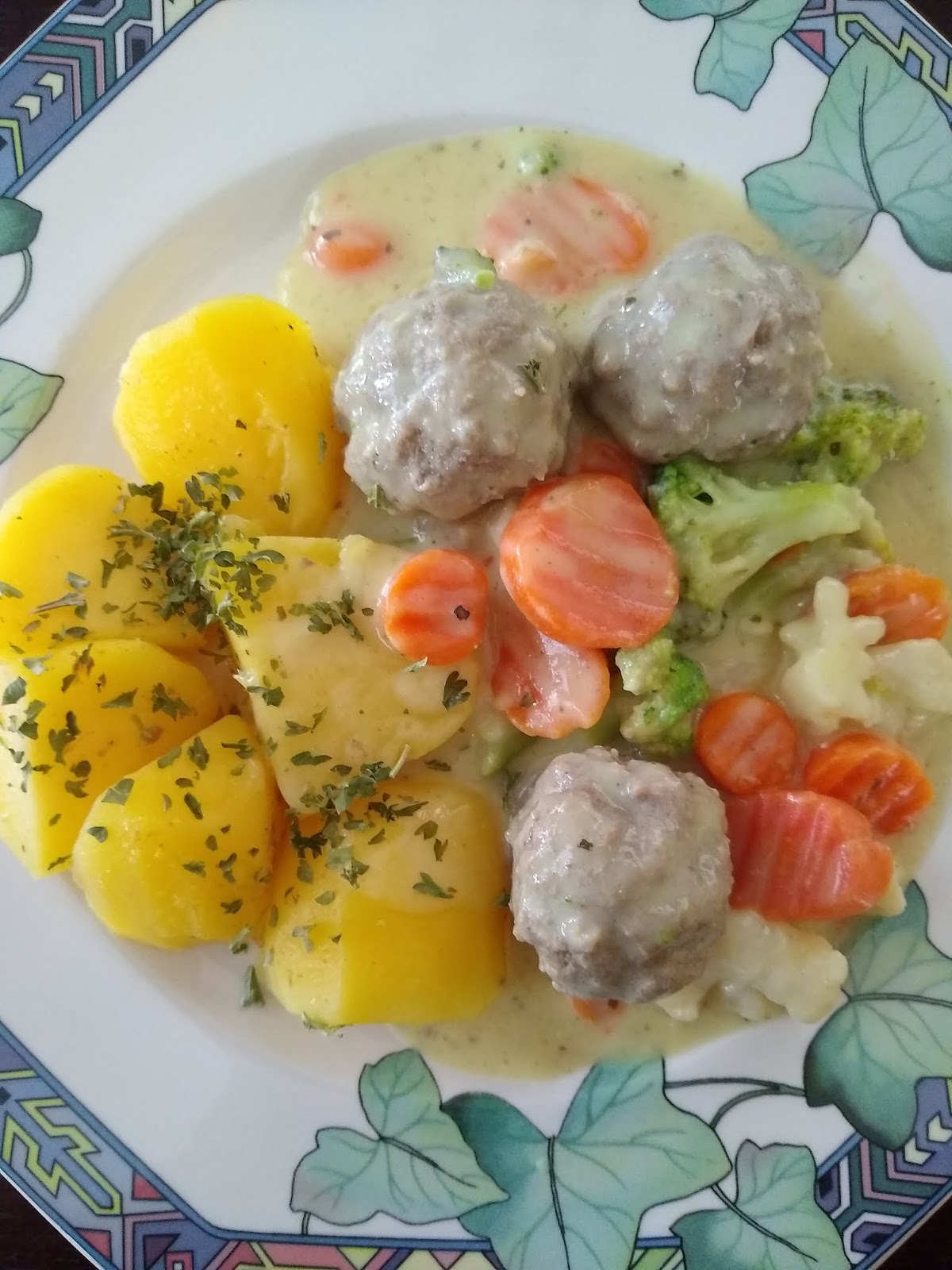 Köttbullar mit Kartoffeln und Kaiser Gemüse (AiO)