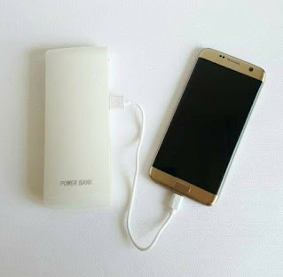 mengatasi-tombol-power-rusak-dengan-menyambungkan-hp-pada-powerbank